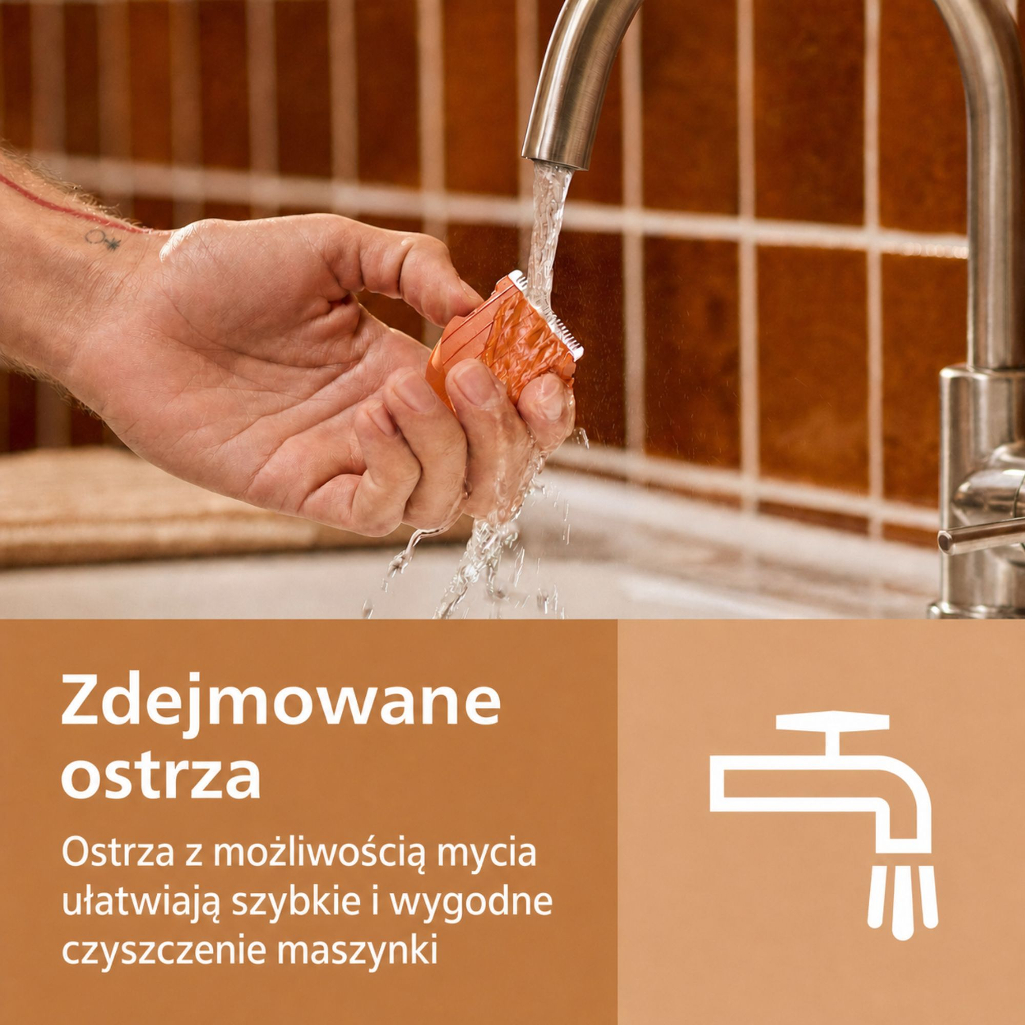 Osoba myje pomarańczową głowicę golarki pod bieżącą wodą przed brązowymi płytkami.