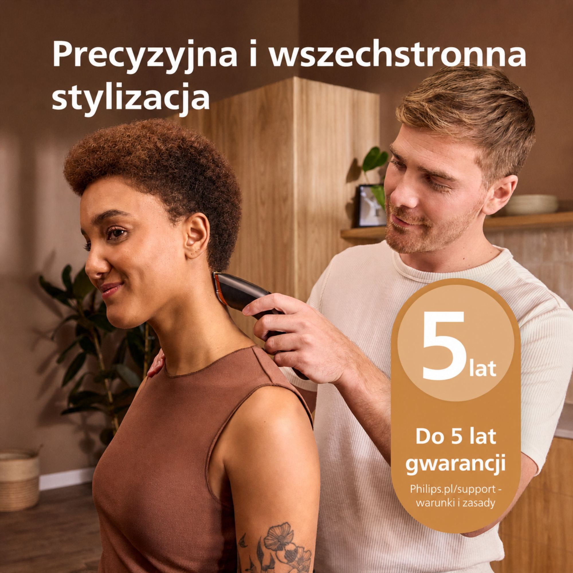 Mężczyzna podcina włosy kobiece na karku za pomocą trymera.