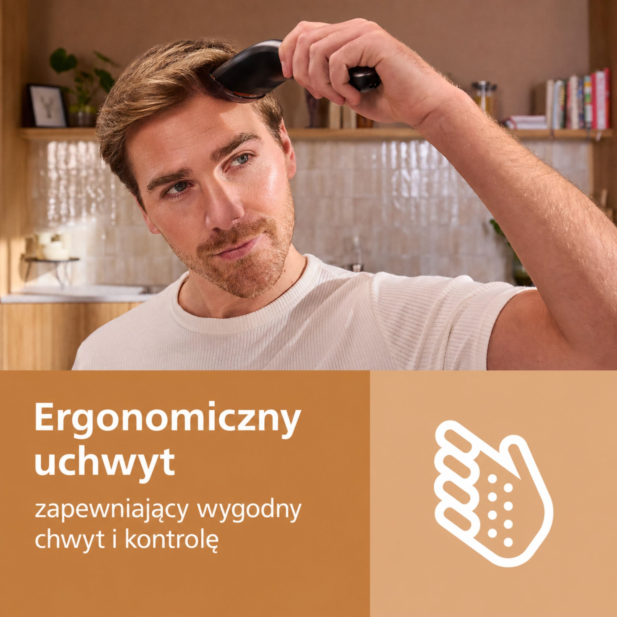 Mężczyzna w białej koszuli przycina włosy ergonomiczną maszynką w kuchni.