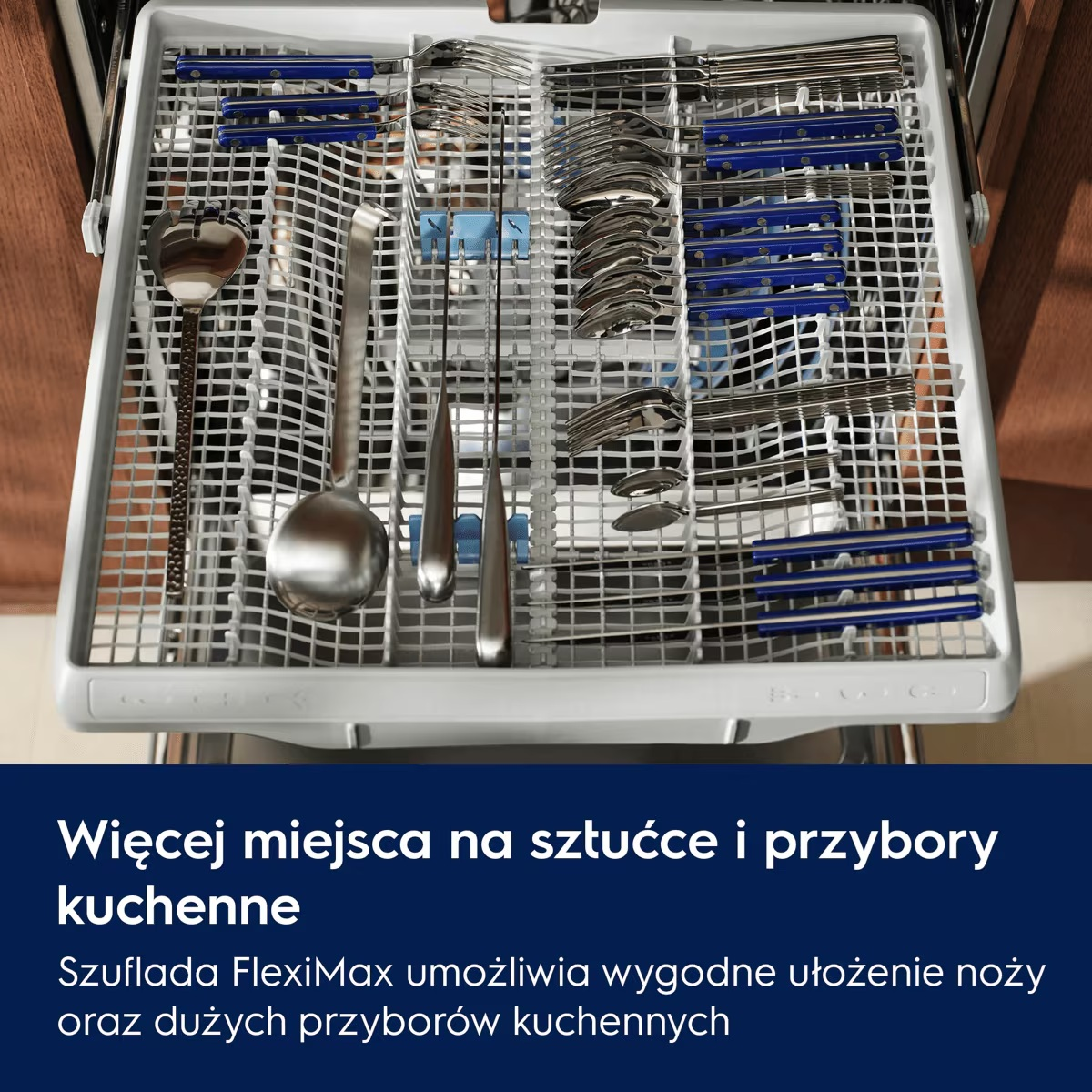 Szuflada na sztućce w zmywarce wypełniona widelcami, nożami i łyżkami.