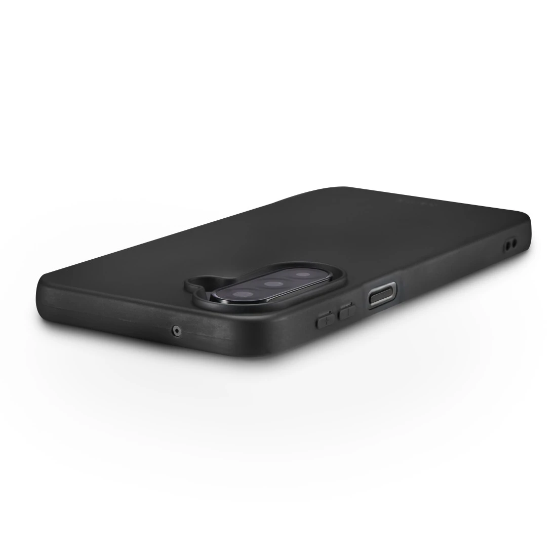 Ein schwarzes Smartphone in einer schwarzen Schutzhülle zeigt die Seitentasten und das Dreifach-Kameramodul.