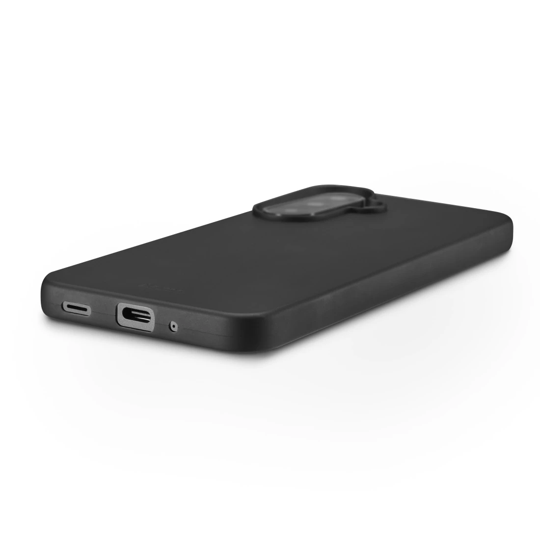 Schwarze Smartphone-Hülle auf weißem Hintergrund mit USB-C-Anschluss und Kameraaussparung.