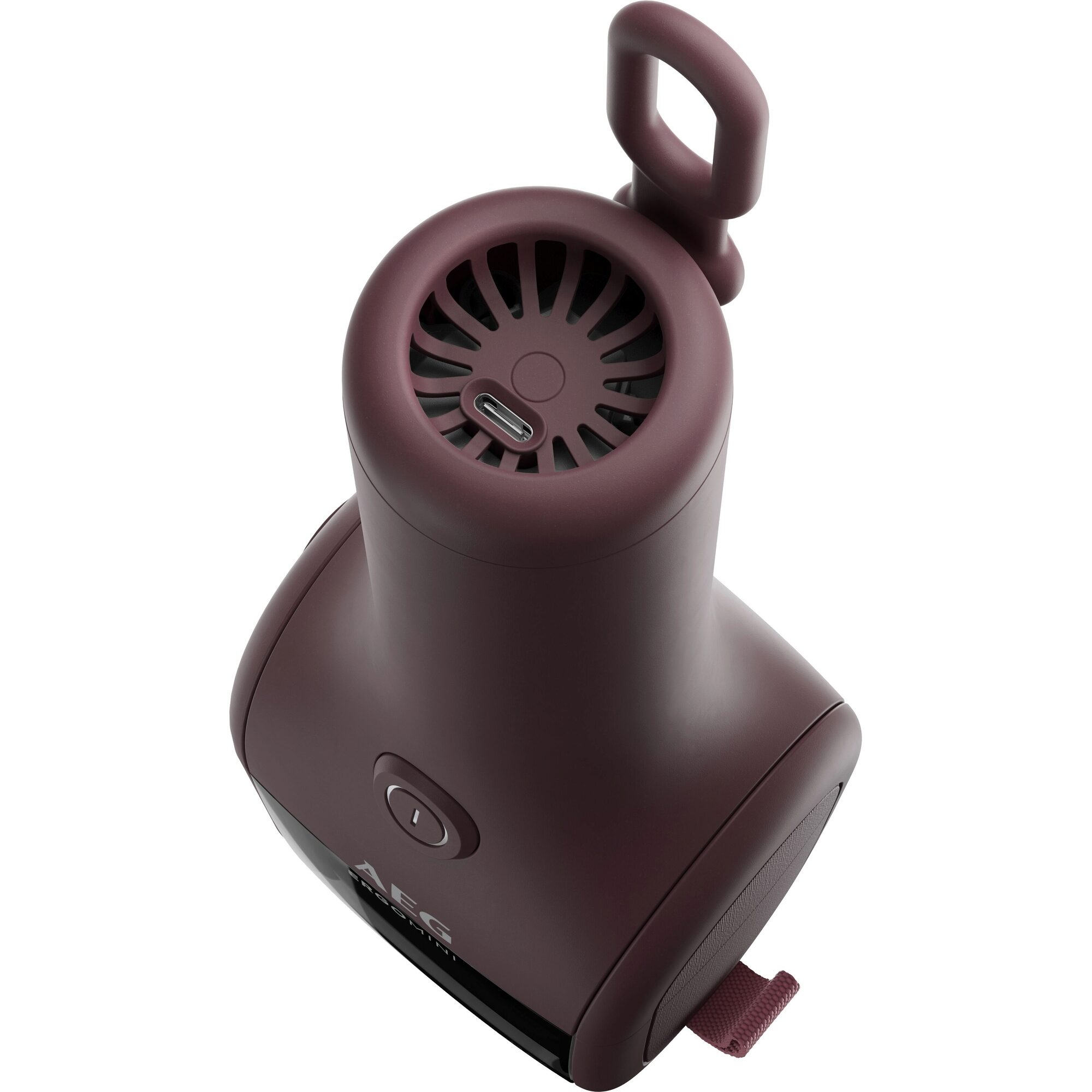 Ein burgunderrotes AEG-Gerät mit USB-C-Anschluss, Lüftungsschlitzen und einer oberen Schlaufe auf weißem Hintergrund.