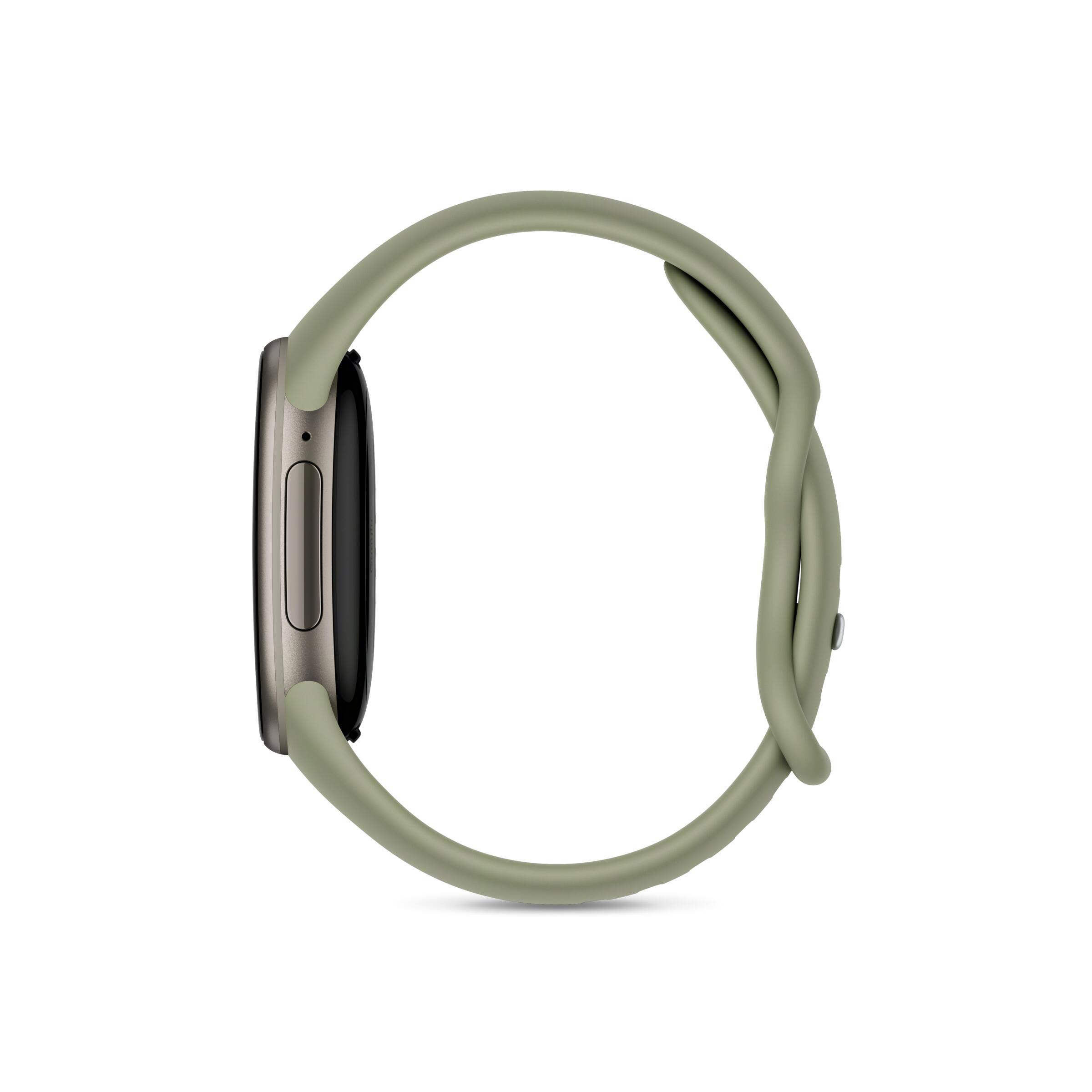 Eine grüne Smartwatch mit seitlicher Taste und Schlaufe vor weißem Hintergrund.