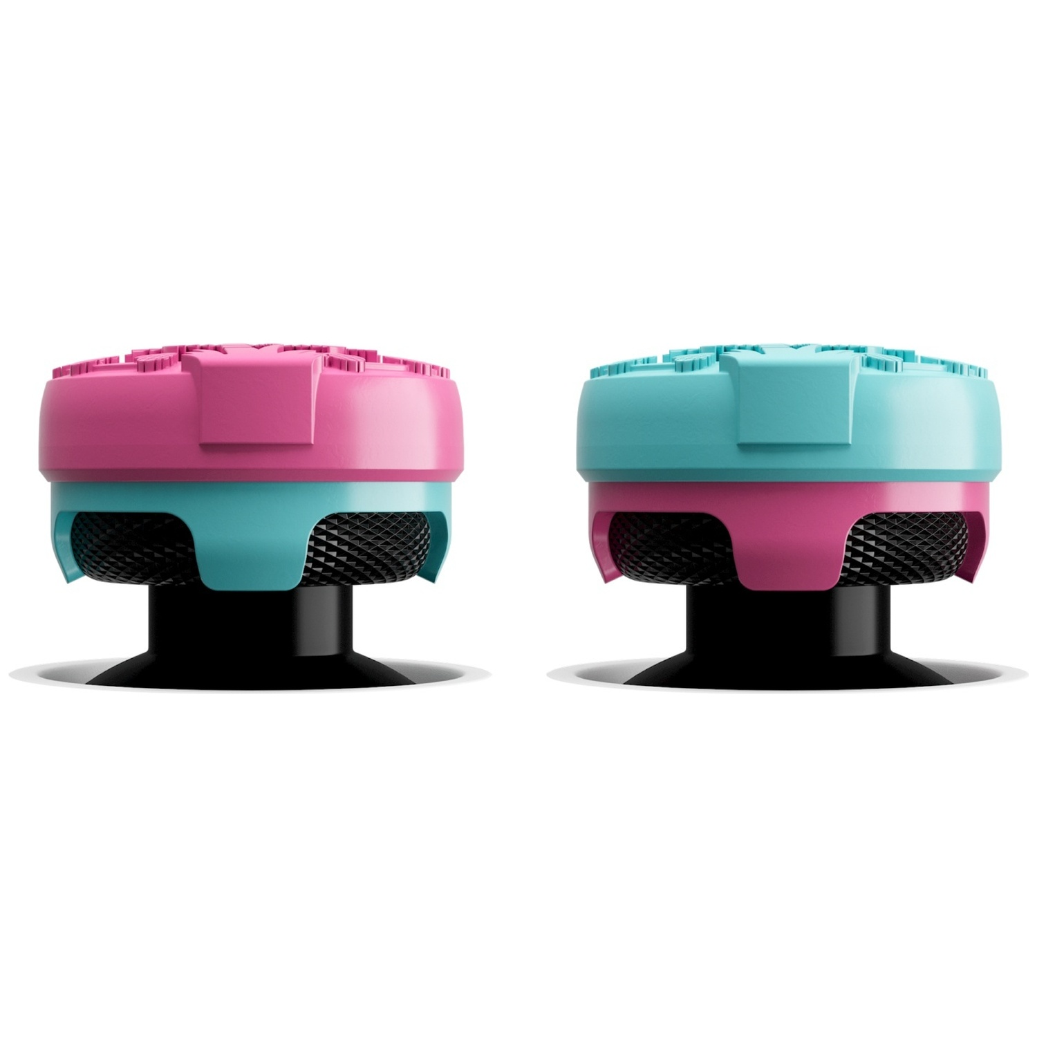 Twee ronde gamecontrollers met roze en lichtblauwe accenten en zwarte zuignapsteunen op een witte achtergrond.
