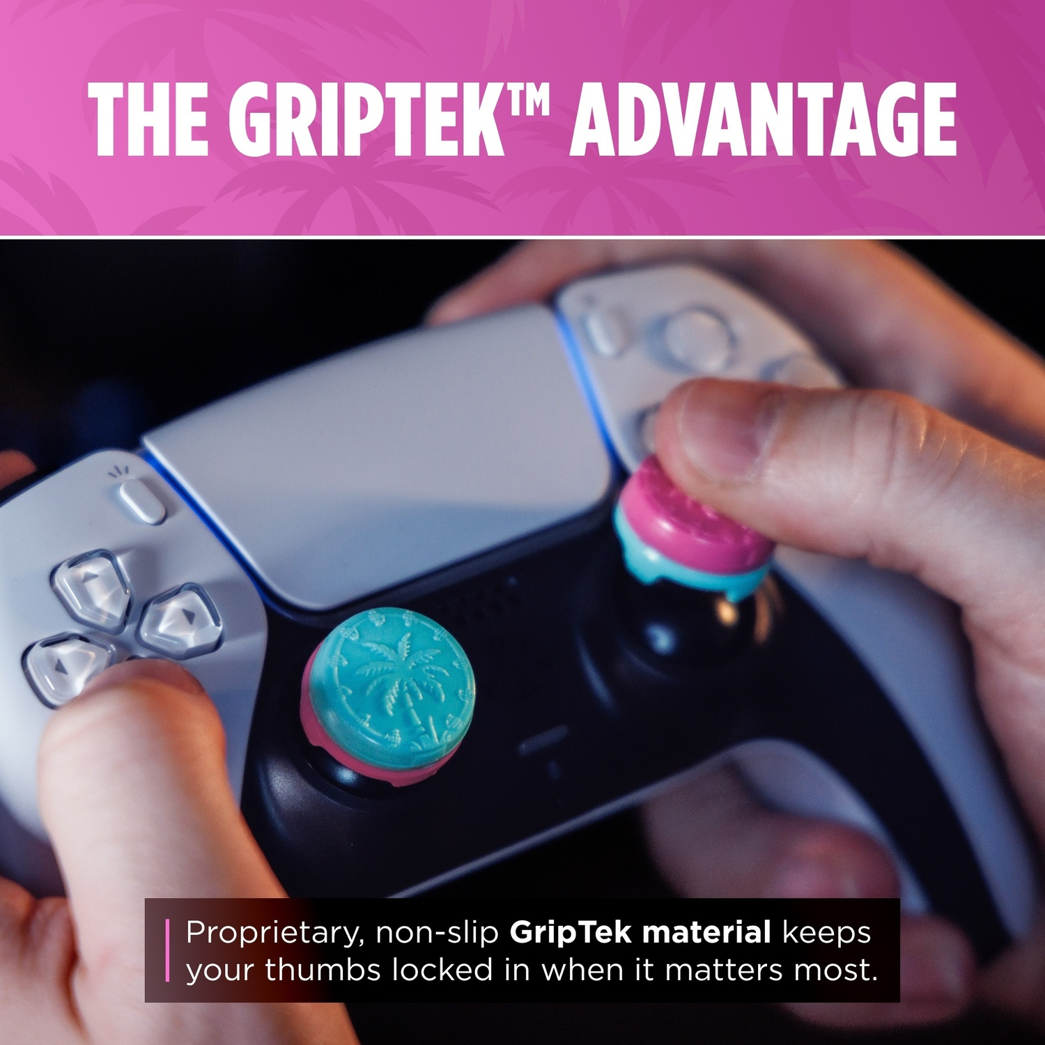 Handen houden een witte PlayStation-controller vast met blauwe en roze GripTek-duimgrepen.