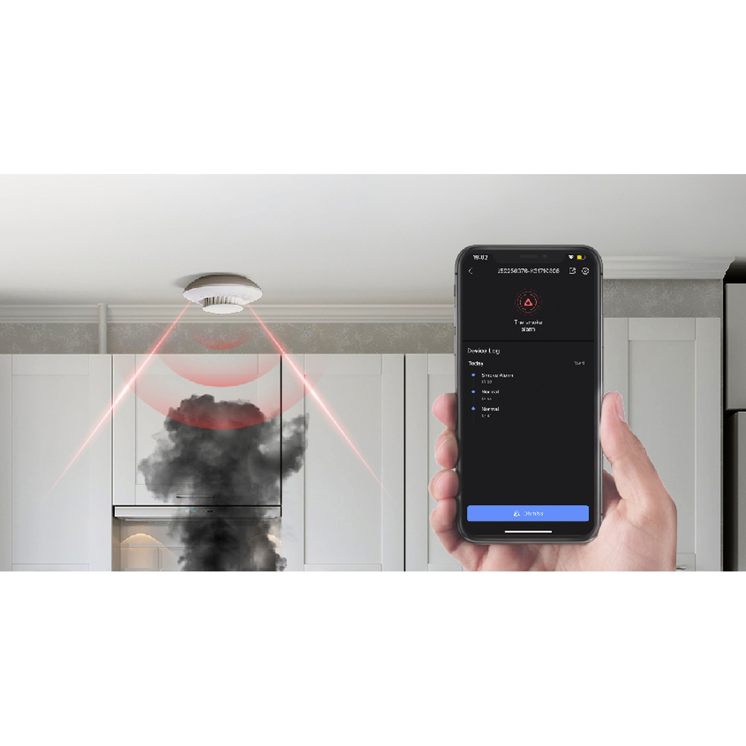 Hand houdt smartphone met rookmelder-app en rookmelder aan plafond bij rook.