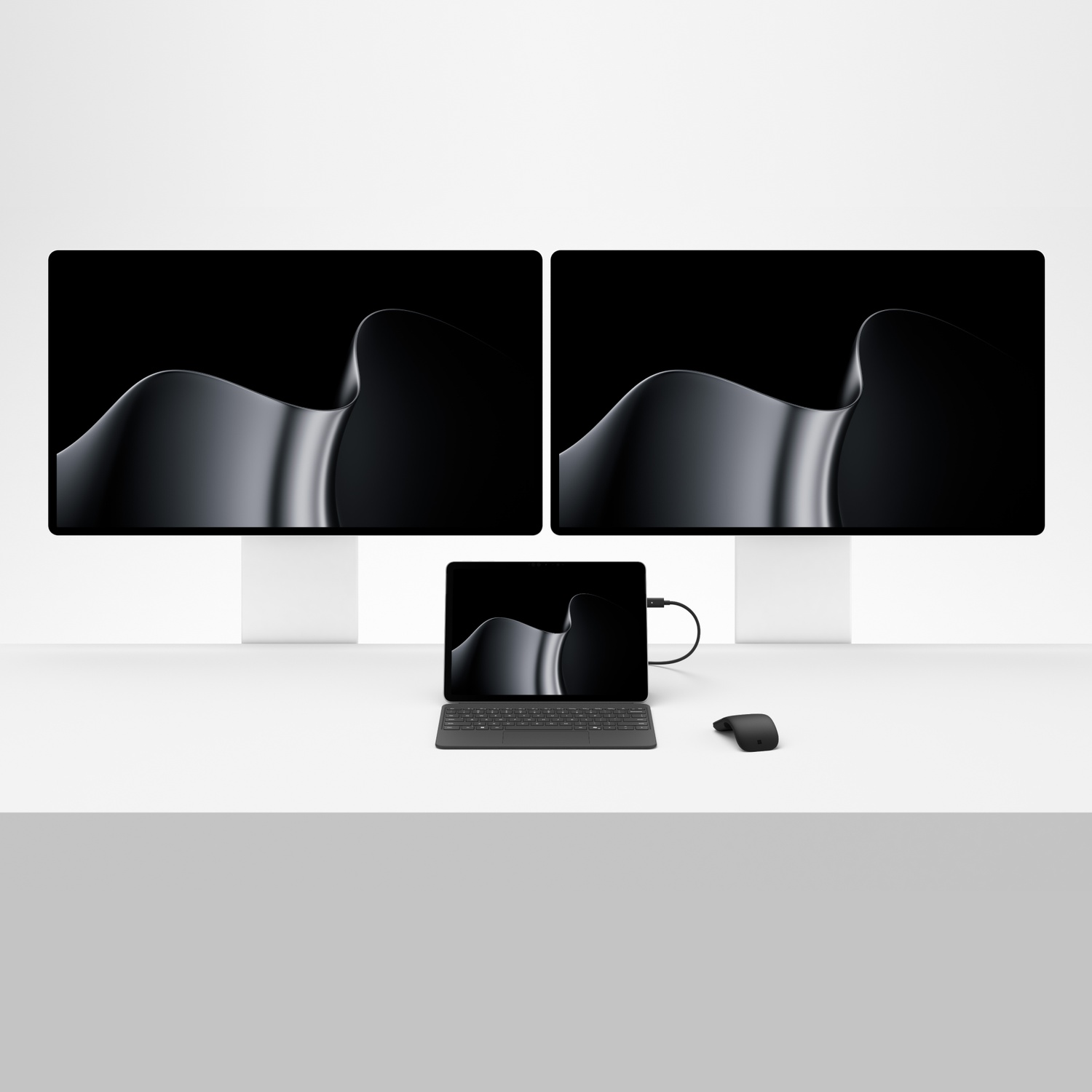 Twee grote monitors, een tablet met toetsenbord en een zwarte muis staan op een wit bureau.
