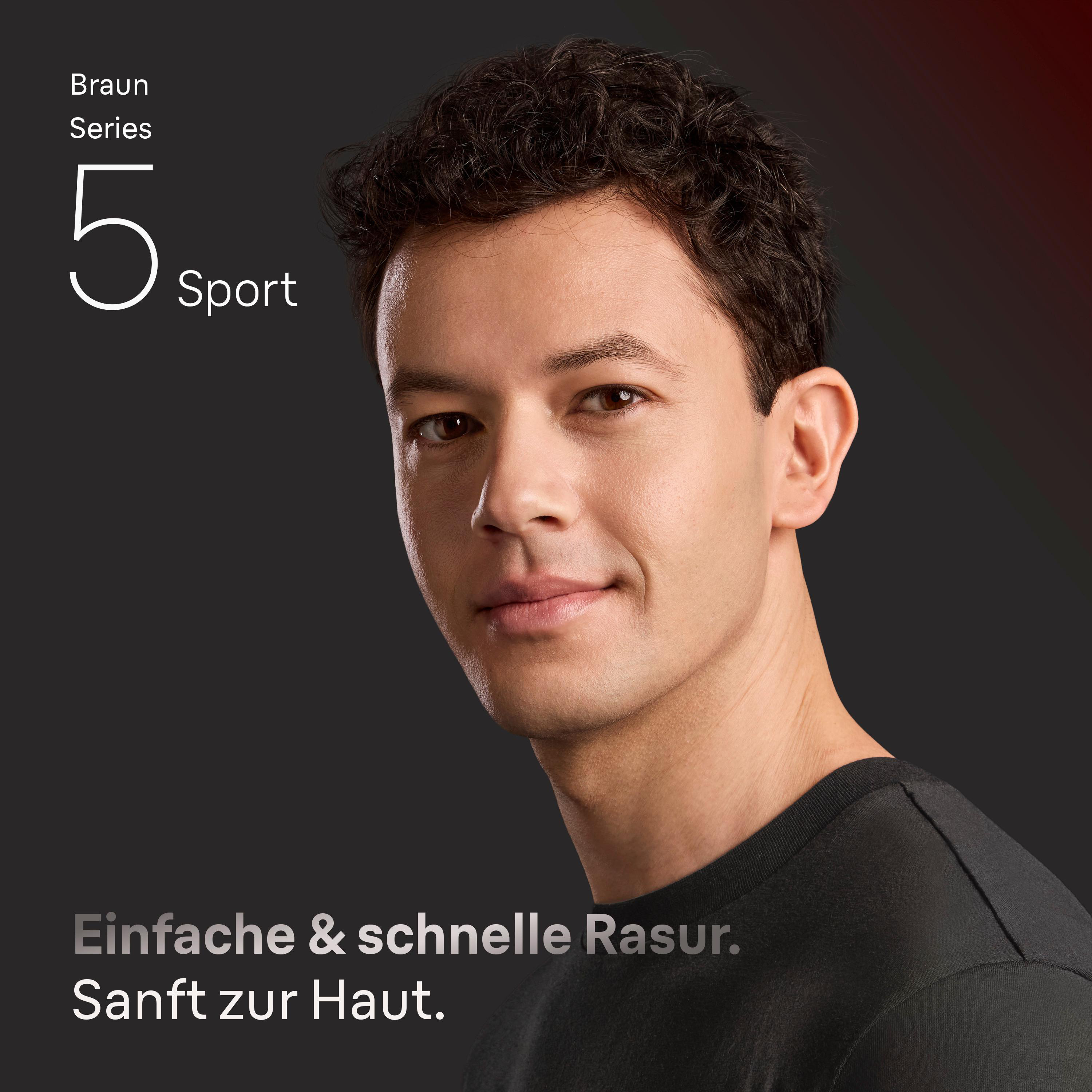 Ein lächelnder Mann mit kurzen dunklen Haaren vor dunkelgrauem Hintergrund mit Werbung für die Braun Series 5 Sport.