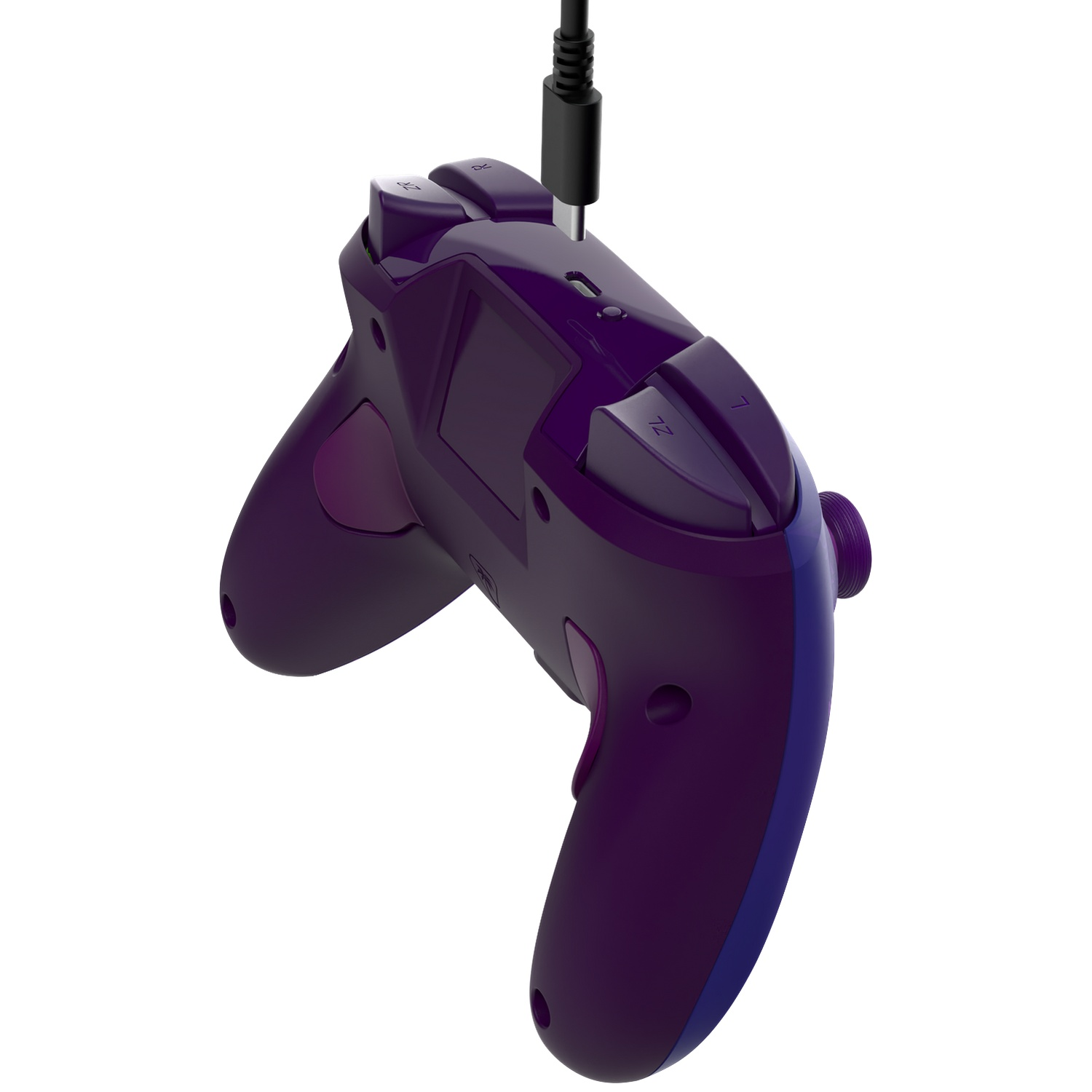 Une manette de jeu violette connectée à un câble de charge sur fond blanc.