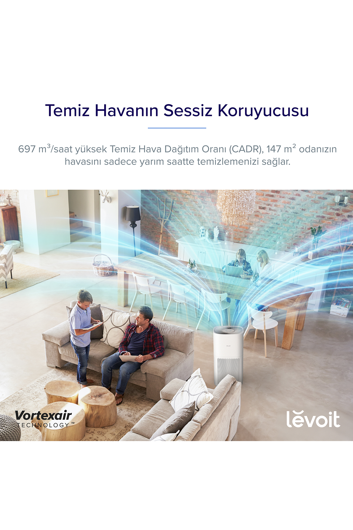 Oturma odasındaki beyaz hava temizleyici, bir aile dinlenirken temiz hava akımı üflüyor.