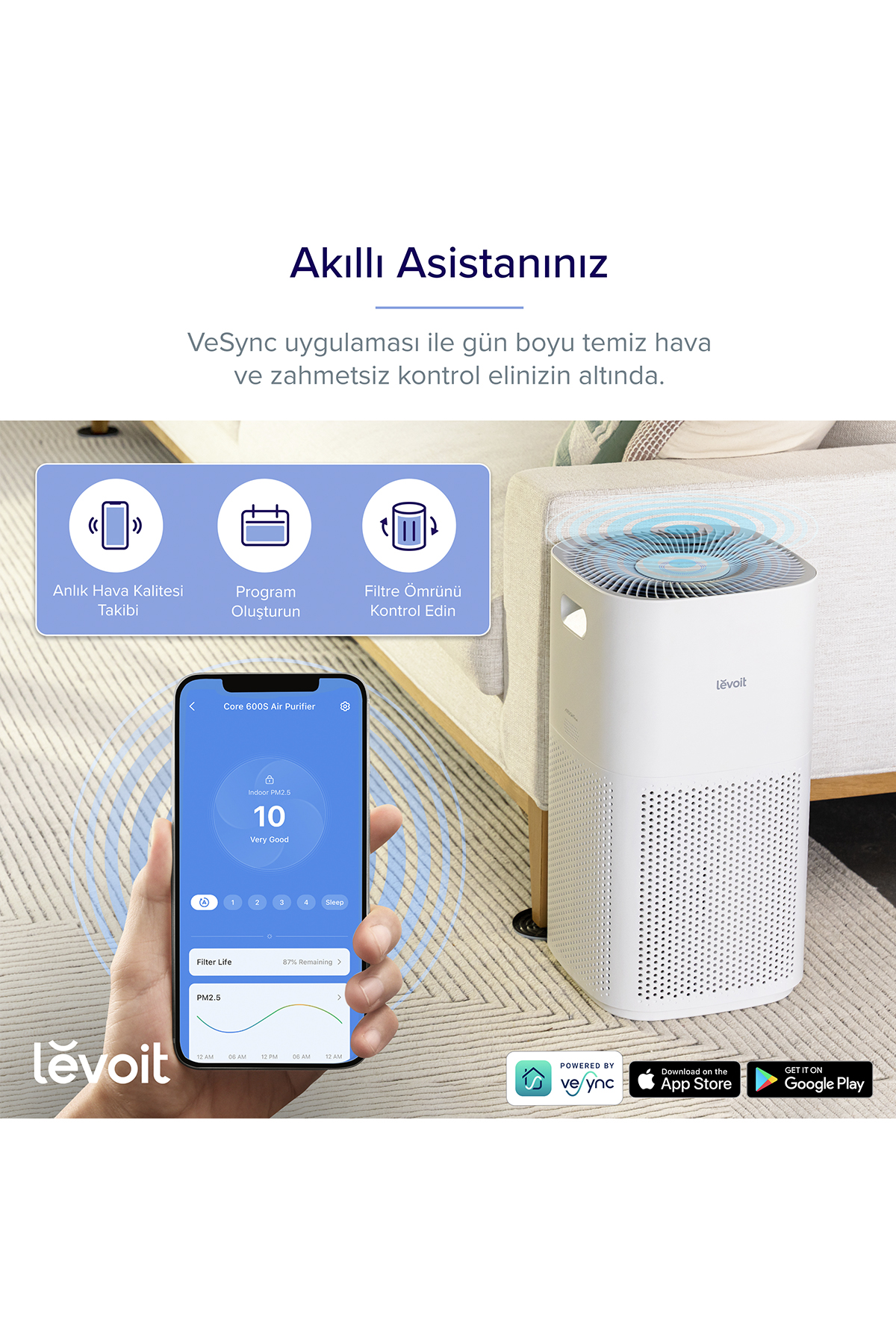 Bir akıllı telefon, kanepenin yanında duran Levoit hava temizleyici için VeSync uygulamasını gösteriyor.