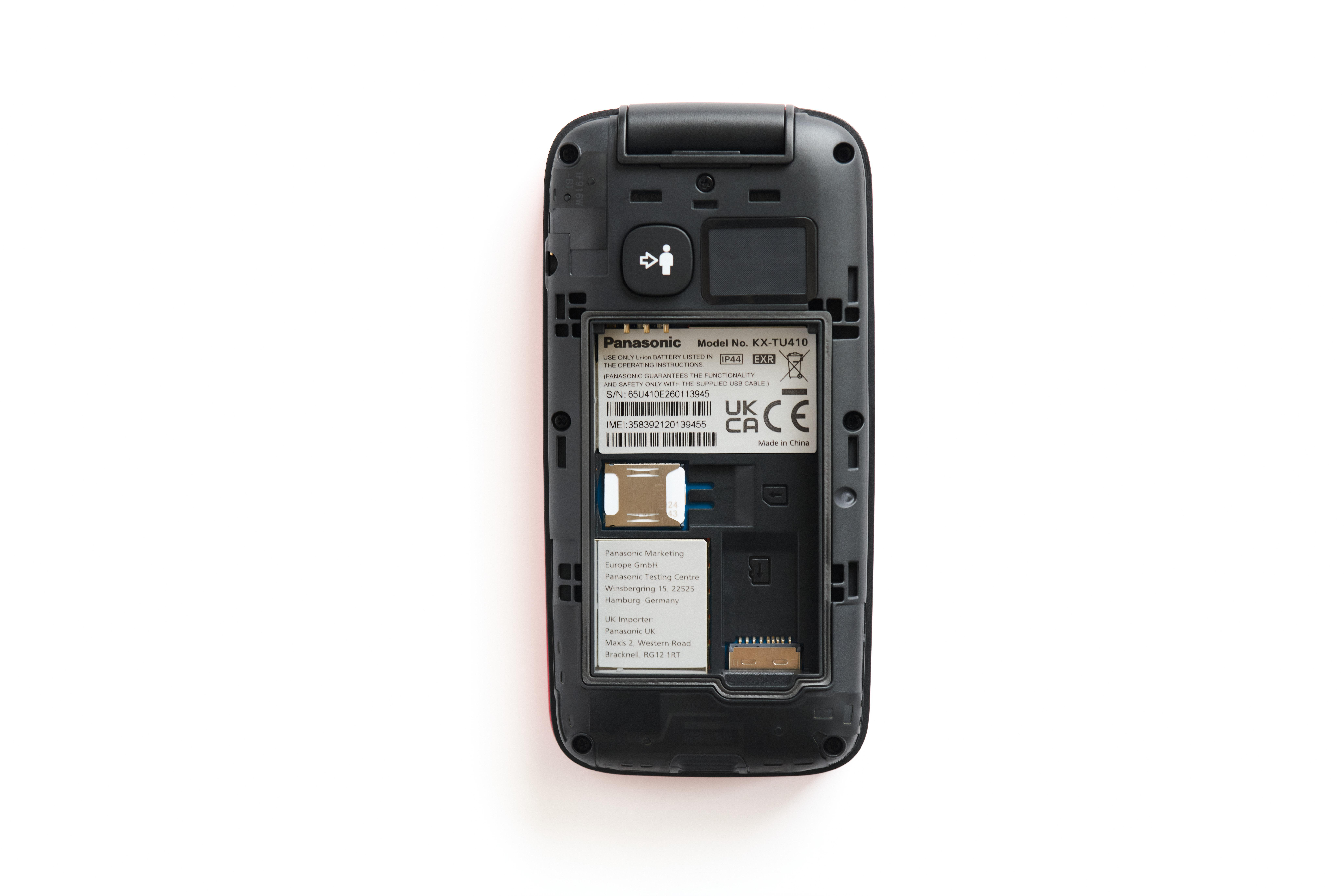 Rückseite eines schwarzen Panasonic Mobiltelefons ohne Akkudeckel, das Etikett und den SIM-Kartensteckplatz zeigend.