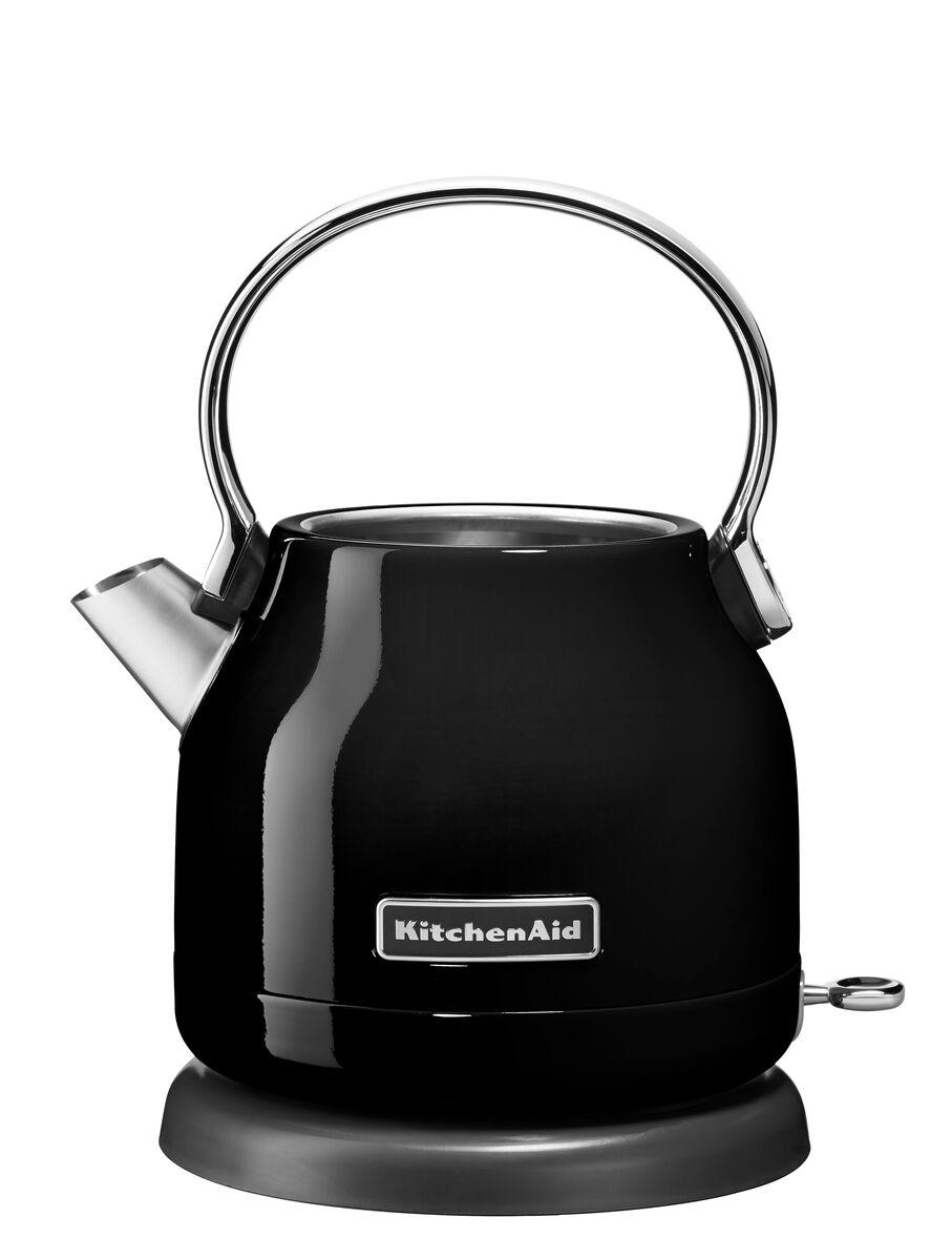Schwarzer KitchenAid Wasserkocher mit silbernem Griff und Basis.