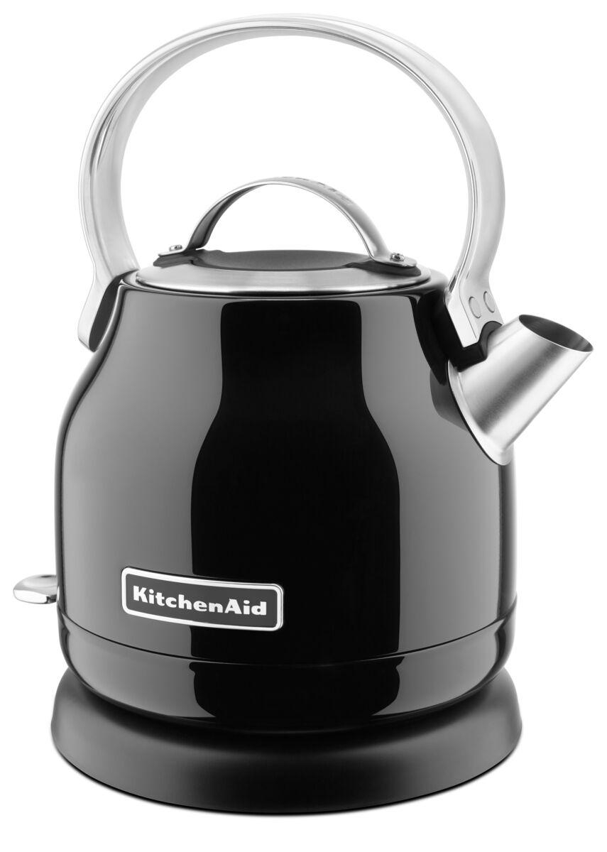 Schwarzer KitchenAid Teekessel mit silbernem Griff und Ausguss auf einer schwarzen Basis.