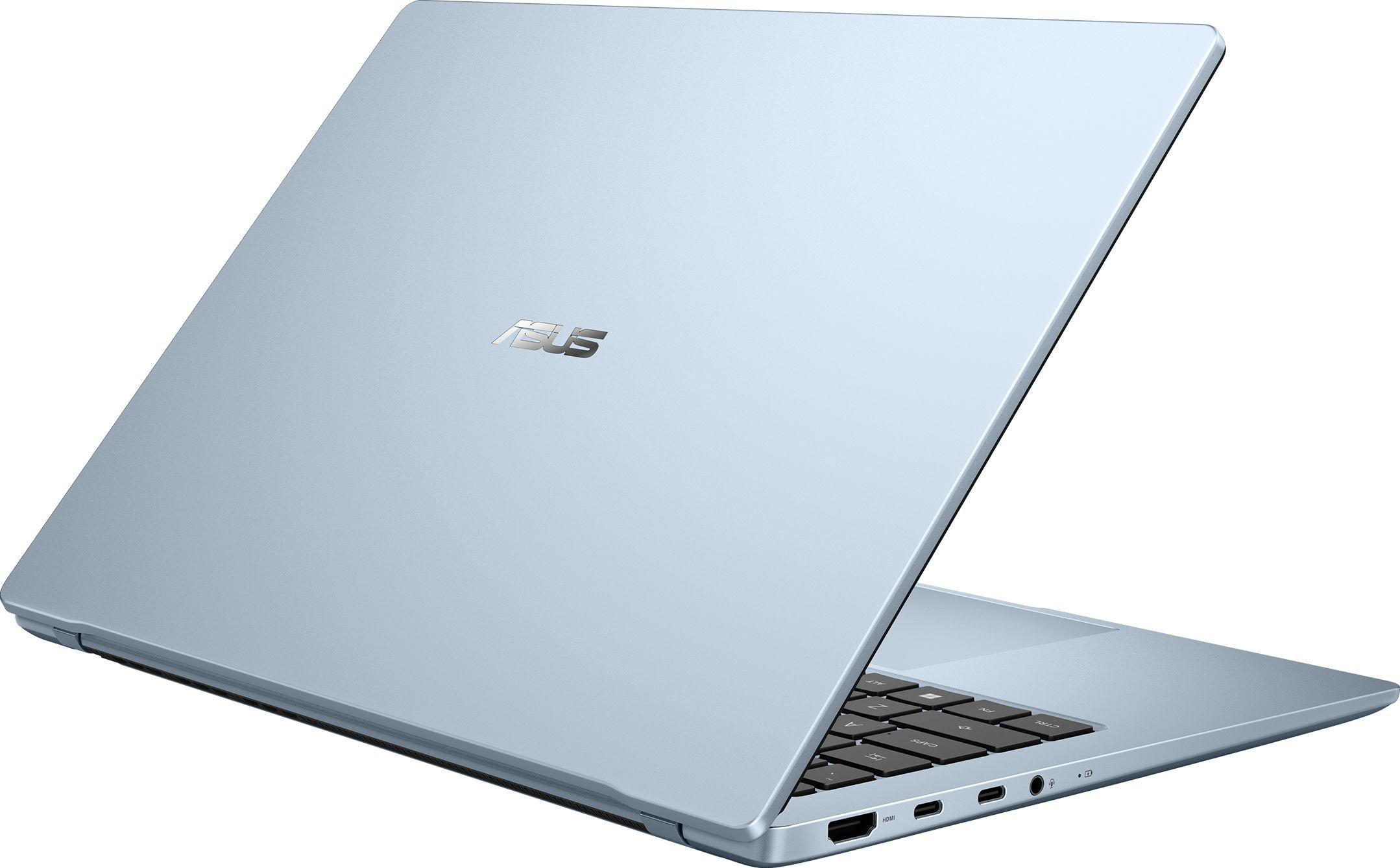 Egy ezüstszínű ASUS laptop fekete billentyűzettel és látható portokkal.