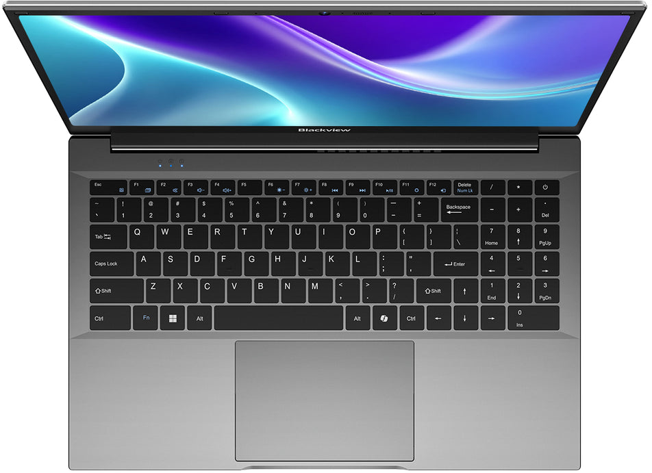 Szürke laptop világító képernyővel, fekete billentyűzettel és nagy érintőpaddal.