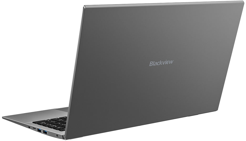 Egy szürke Blackview laptop fehér felületen áll, látható a billentyűzete.