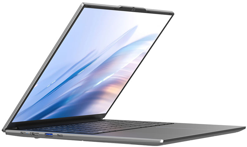 Egy ezüstszínű laptop világos elvont háttérképpel a képernyőn, oldalnézetben, fehér alapon.