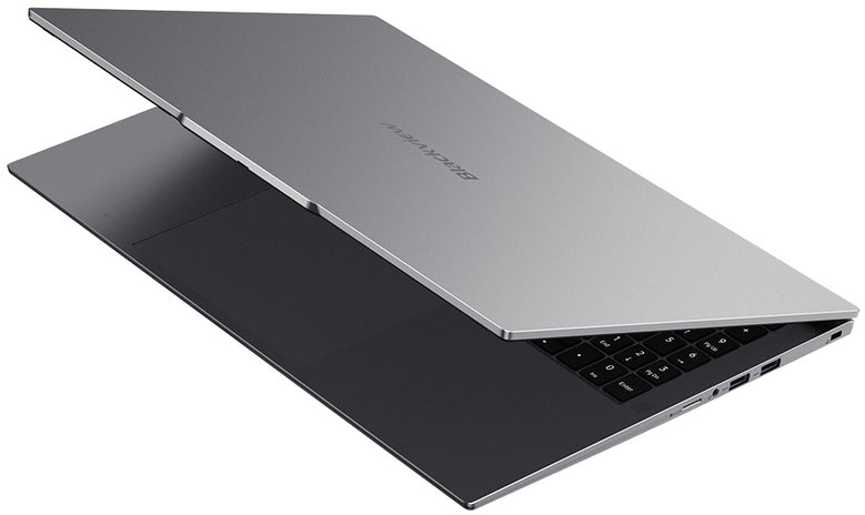 Egy szürke laptop a Blackview logóval a zárt fedélen, fehér felületen elhelyezve.
