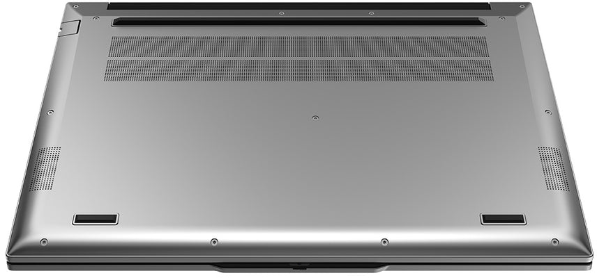 Egy ezüst laptop alja szellőzőnyílásokkal, gumitalpakkal és látható csavarokkal.