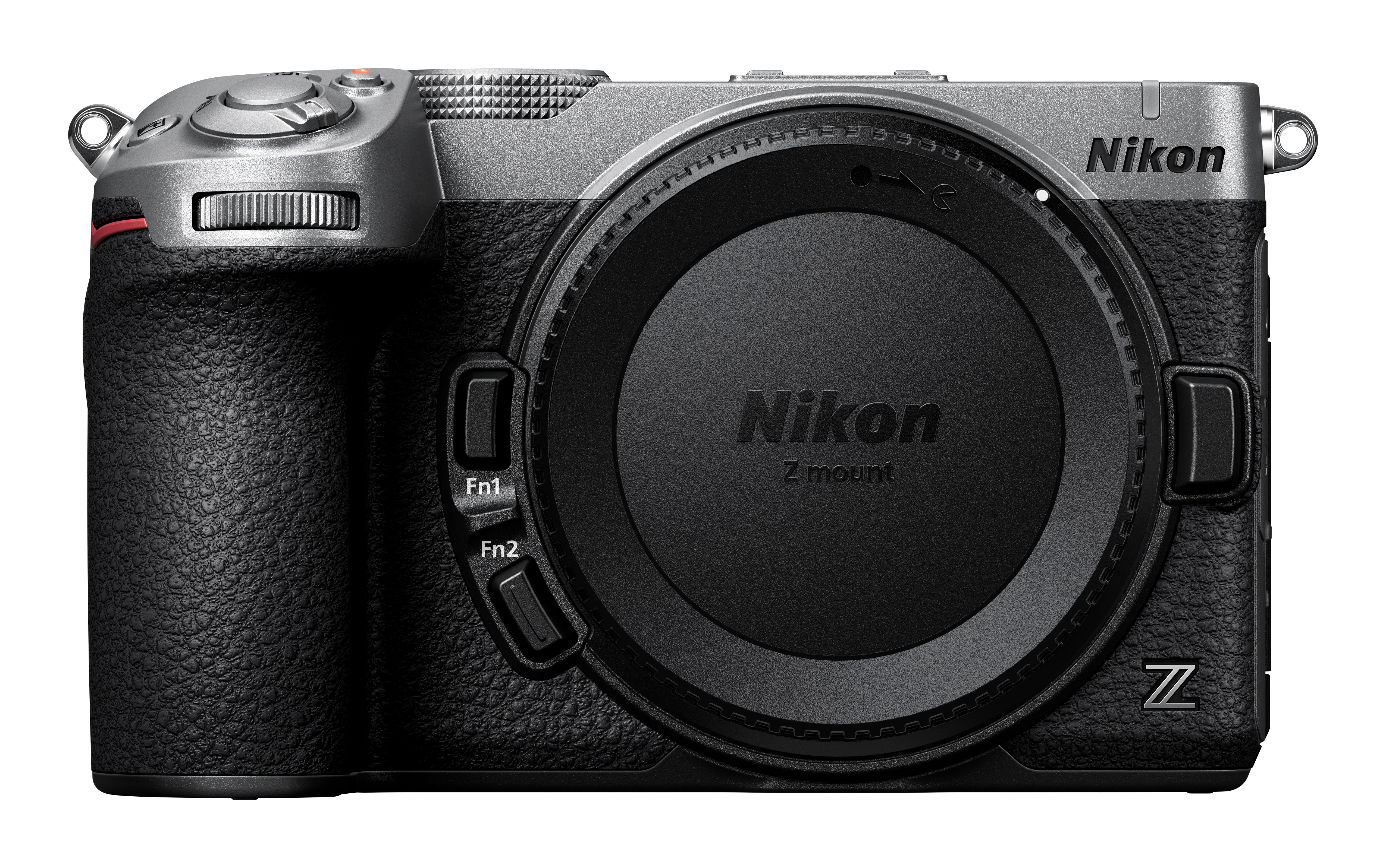 Frontansicht der silber-schwarzen Nikon-Kamera mit Z-Mount-Objektivdeckel und Funktionstasten.