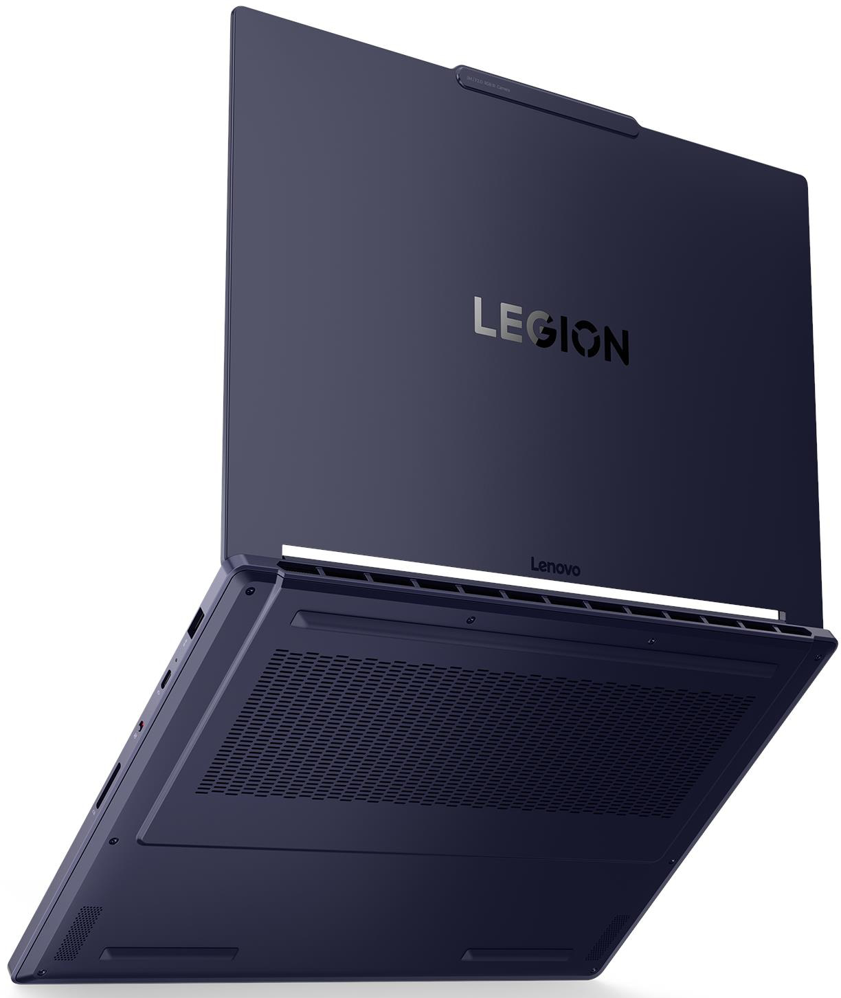 Sötétkék Lenovo Legion laptop hátulról nézve, alsó szellőzőráccsal.