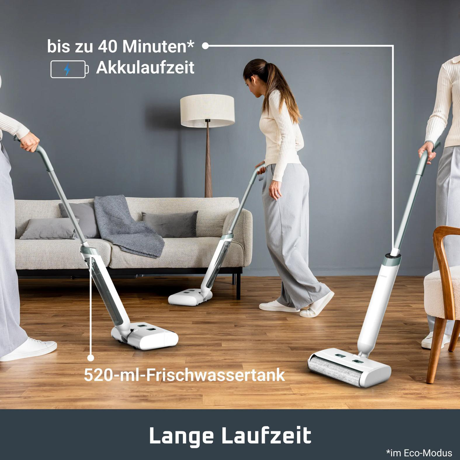 Eine Frau nutzt einen kabellosen Wischsauger in einem Wohnzimmer mit grauer Wand und Sofa.