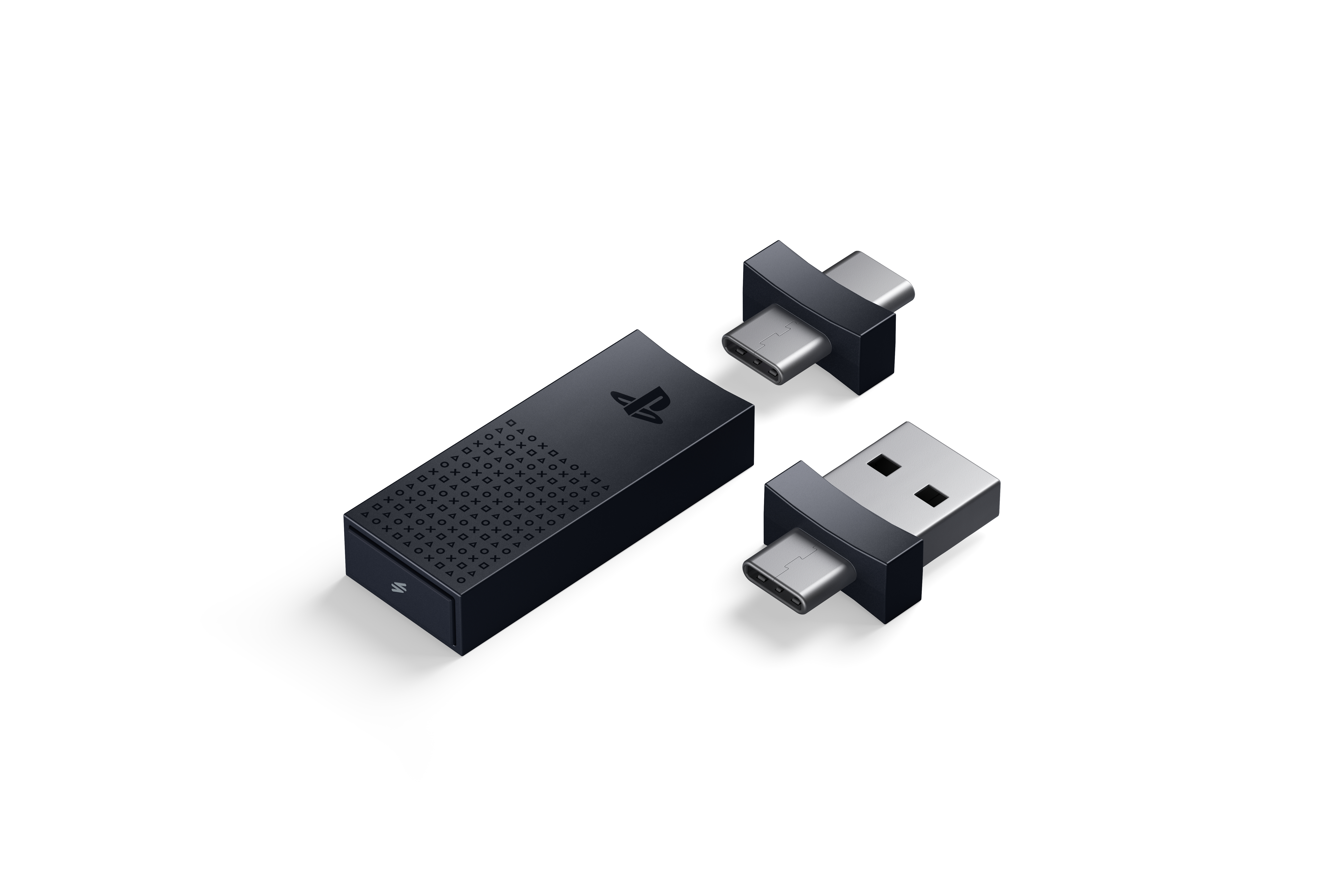 Schwarzer PlayStation USB-Stick mit zwei Adaptern auf weißem Hintergrund.