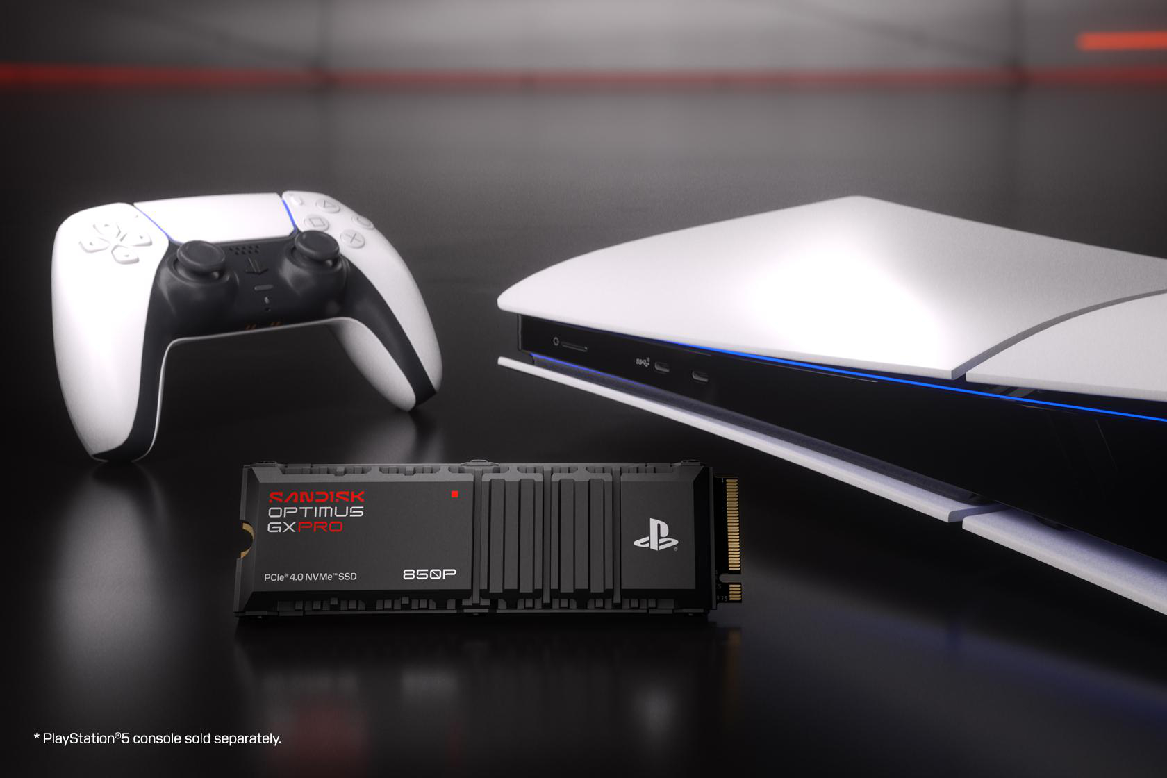 Eine SanDisk-SSD, ein PlayStation-Controller und eine Konsole auf dunkler Oberfläche.