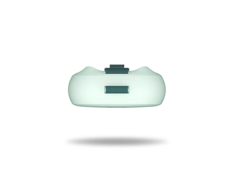 Ein weißes VR-Headset mit dunkelgrünen Stoffriemen auf schwarzem Hintergrund.