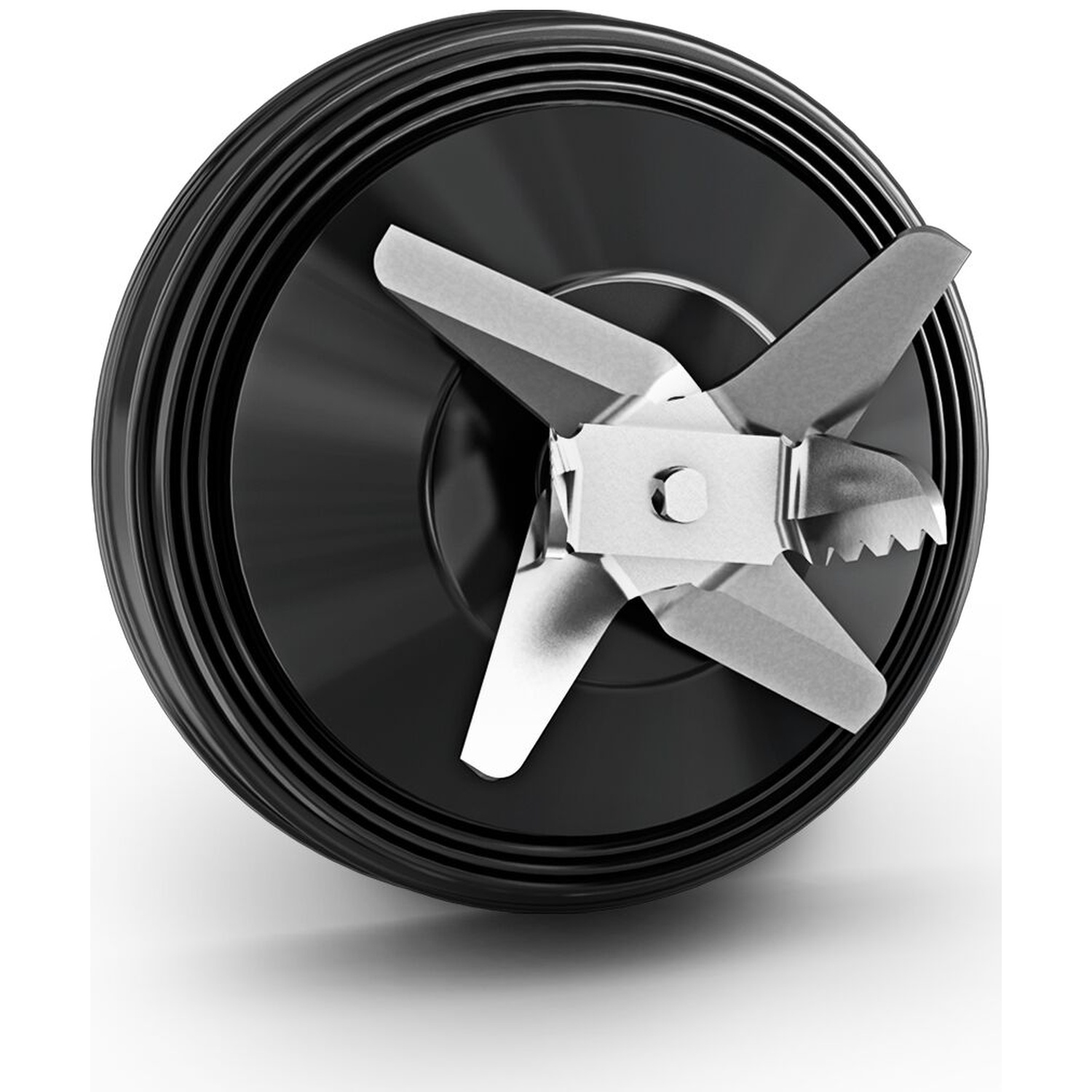 Lames de blender en acier inoxydable sur une base noire ronde sur fond blanc.