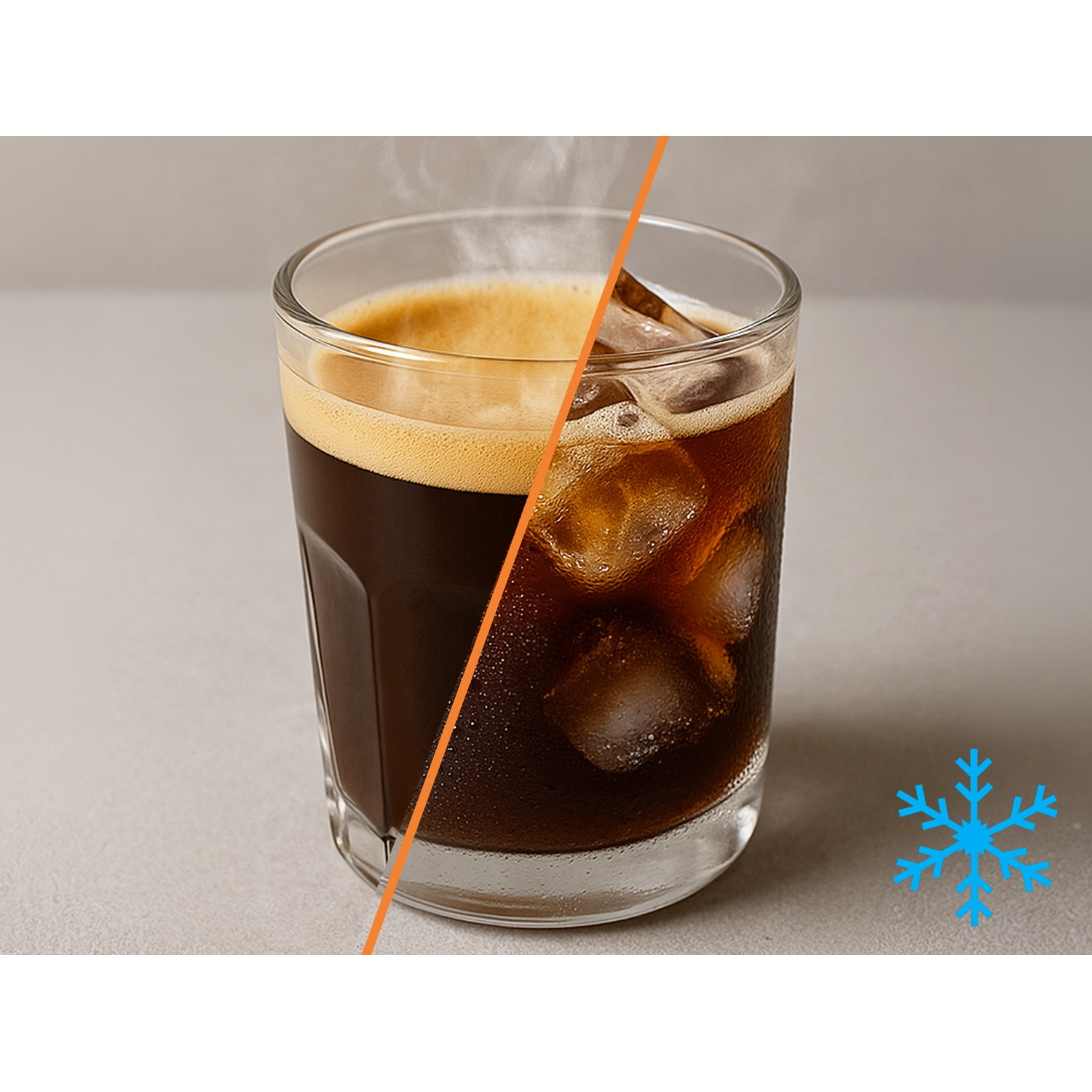 Vue partagée d'un verre : café chaud avec de la vapeur à gauche, café glacé avec des glaçons à droite.