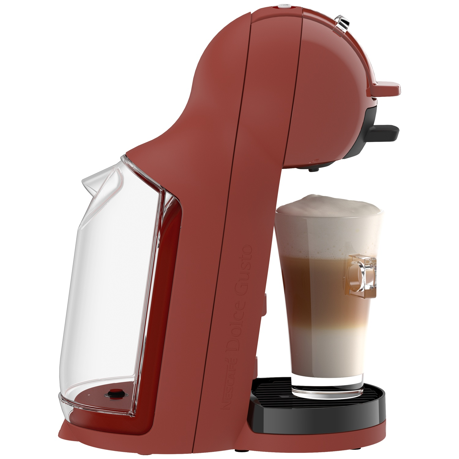 Rode Nescafé Dolce Gusto koffiemachine met een glas latte op zwarte voet tegen witte achtergrond.