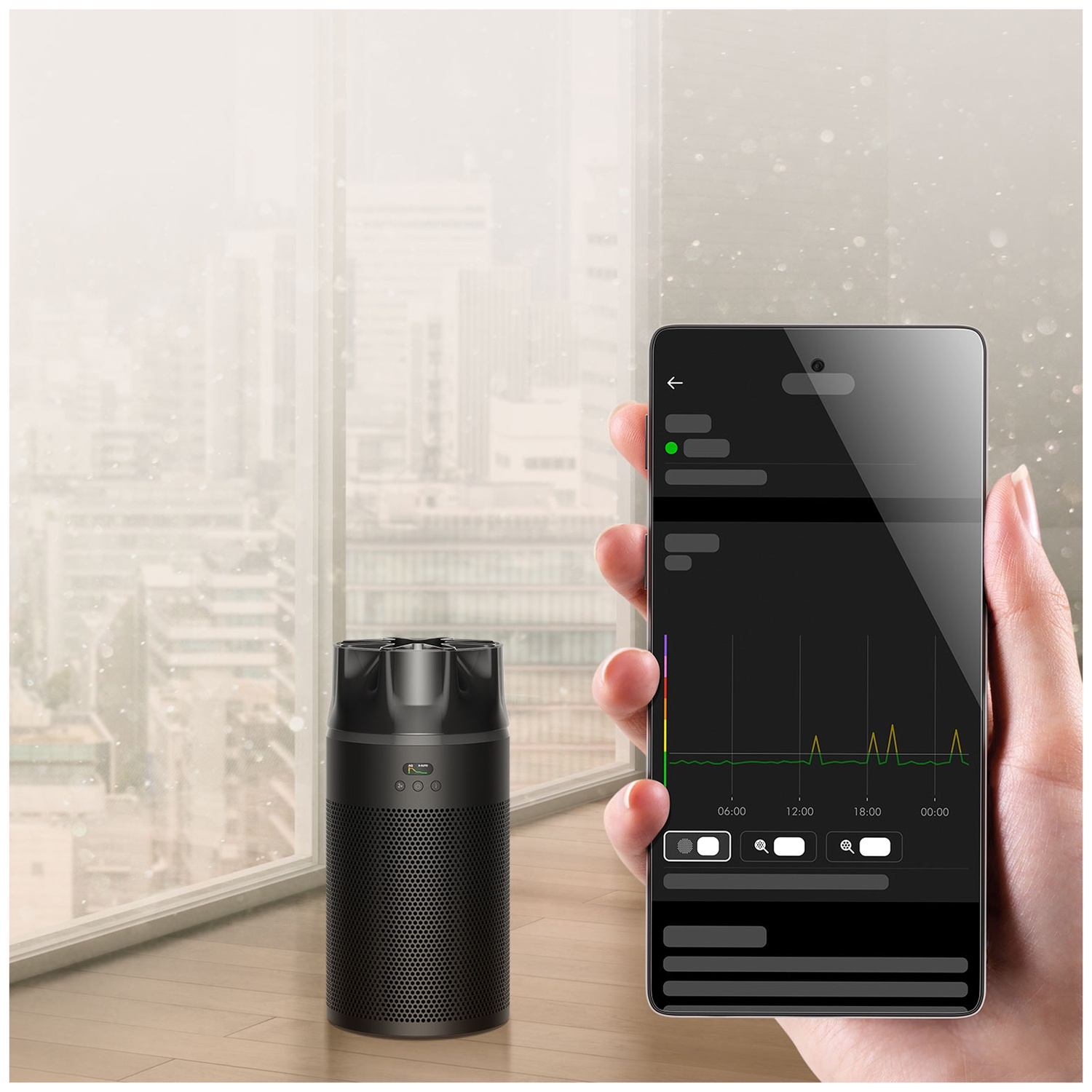 Une main tient un smartphone avec une application contrôlant un purificateur d'air noir devant une grande fenêtre.