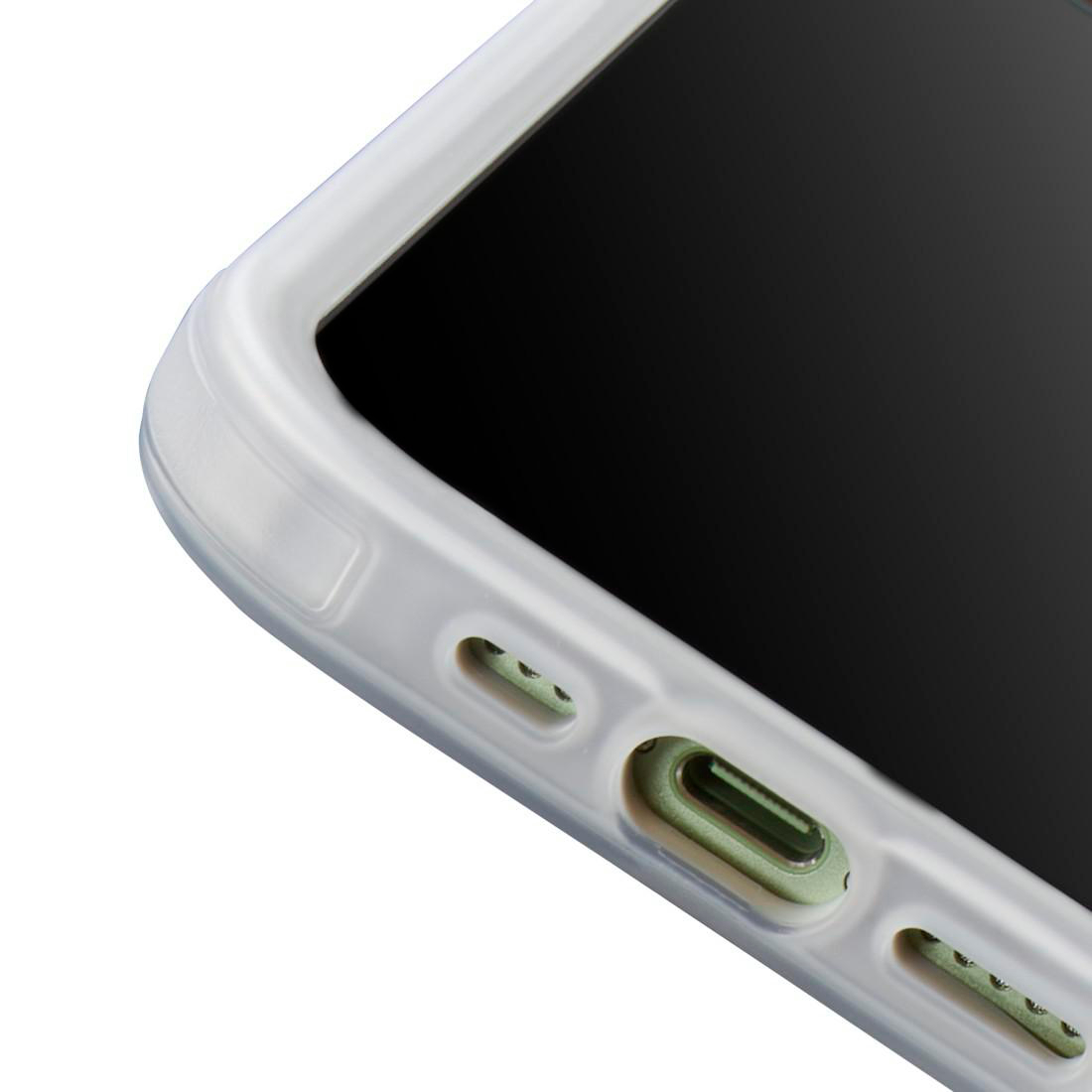 Nahaufnahme der Unterseite eines Smartphones mit weißem Schutzcase, das Ladeanschluss und Lautsprecher zeigt.