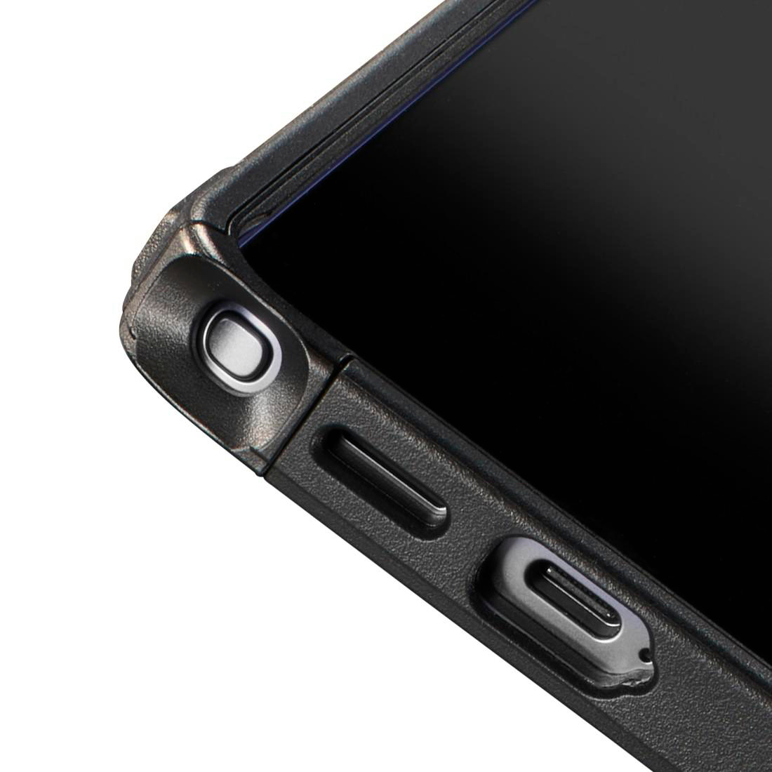 Nahaufnahme der unteren Ecke eines schwarzen Smartphones in einer Schutzhülle mit Anschlüssen und Stylus.