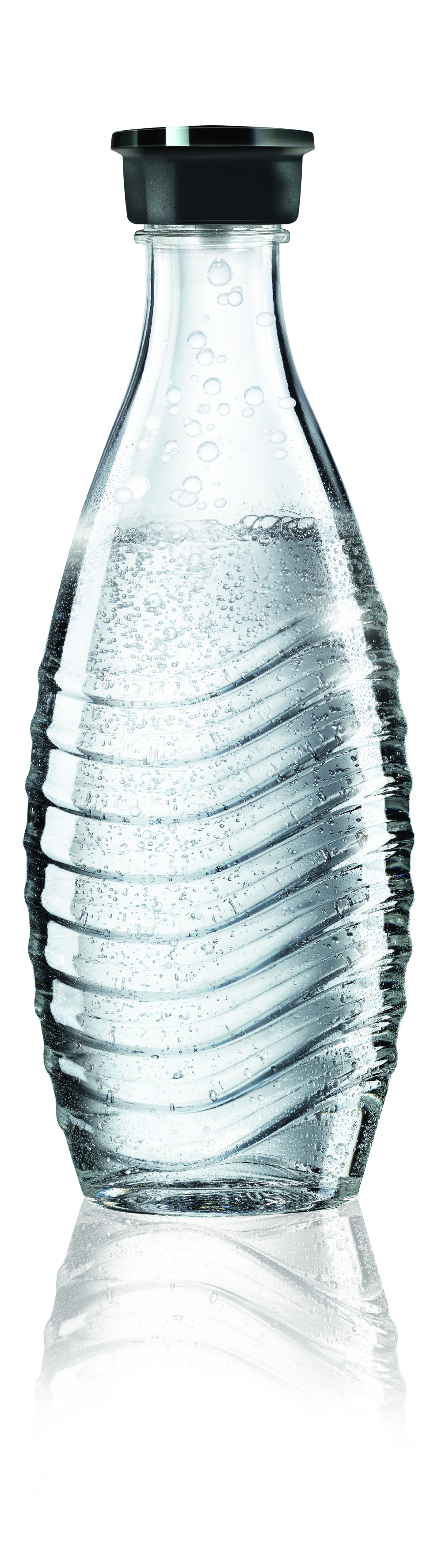 Eine strukturierte Glasflasche mit Sprudelwasser und schwarzem Deckel.