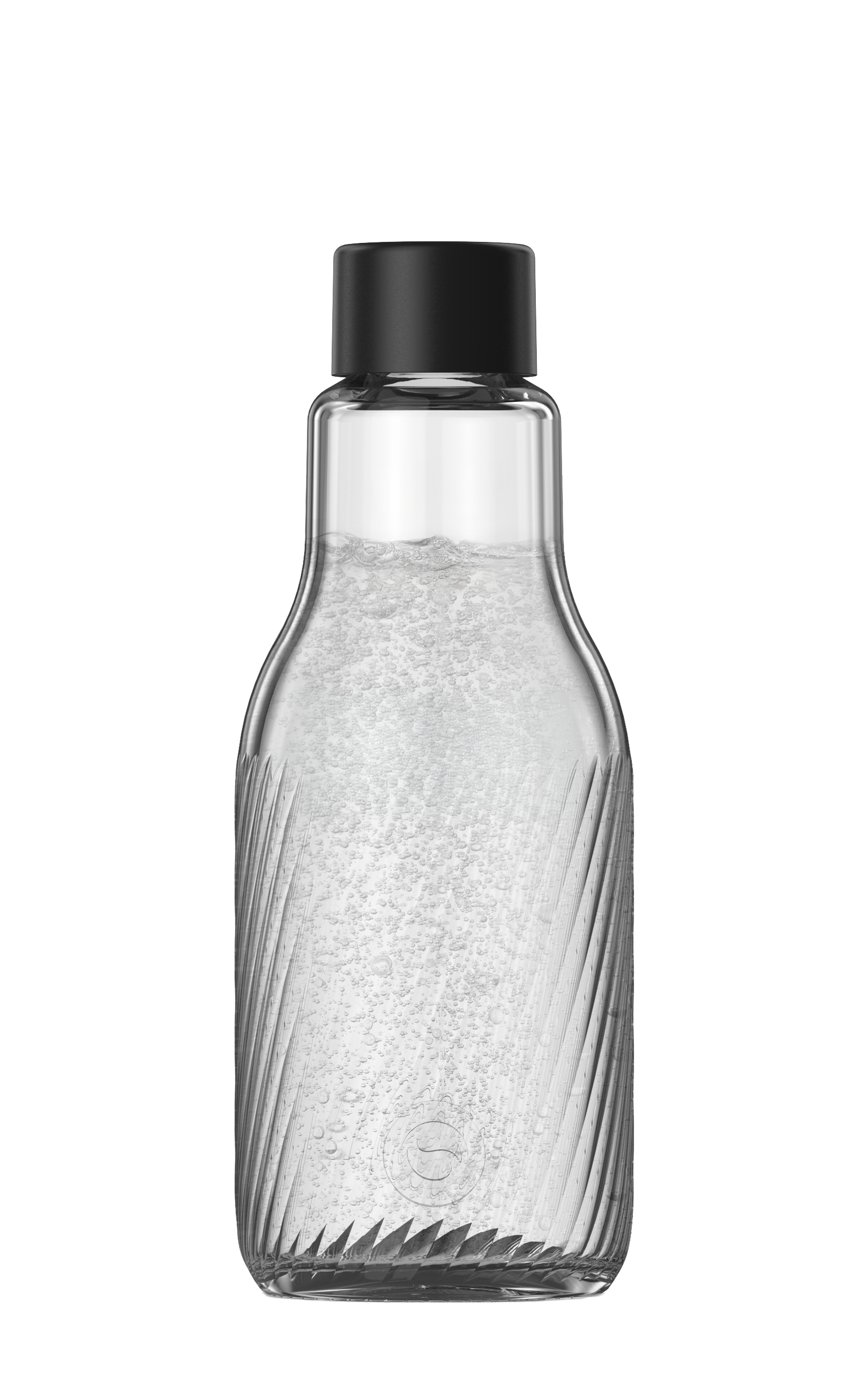 Eine durchsichtige Glasflasche mit schwarzem Deckel und prickelndem Wasser vor weißem Hintergrund.