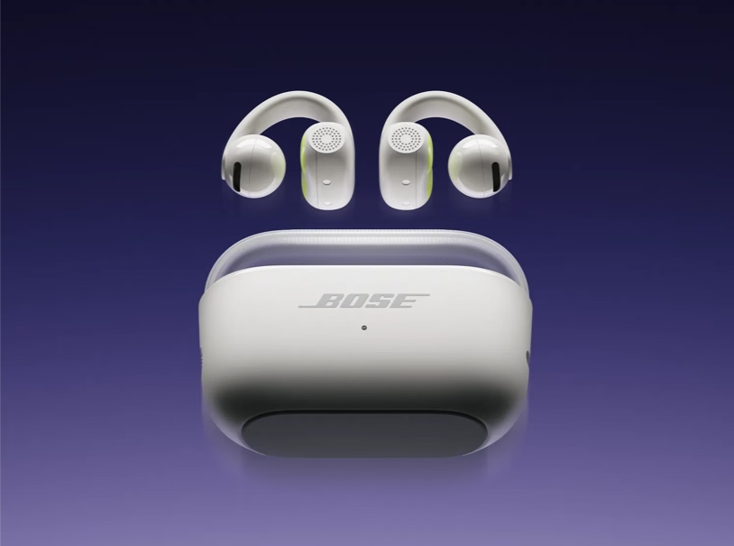 Weiße Bose Open Earbuds schweben über ihrem geöffneten Ladecase vor dunklem Hintergrund.
