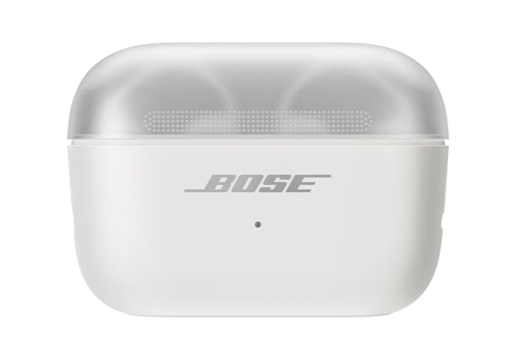 Ein weißes Bose Ladecase für kabellose Ohrhörer mit durchsichtigem Deckel und LED, zentriert auf weißem Hintergrund.