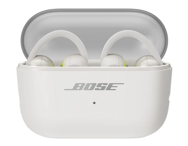 Offenes weißes Bose Ladecase mit zwei kabellosen Ohrhörern und Ohrbügeln.