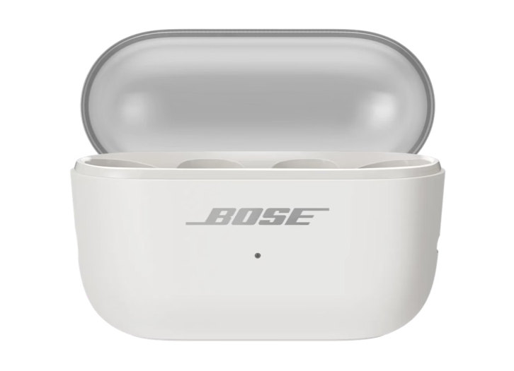 Ein offenes, weißes Bose Ladecase für kabellose Ohrhörer mit dem Bose Logo vorne und einer kleinen Statusleuchte.