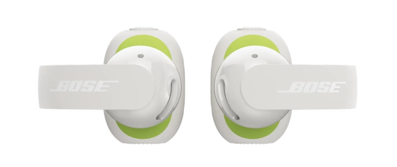Zwei weiße Bose In-Ear-Kopfhörer mit hellgrünen Akzenten liegen nebeneinander auf weißem Hintergrund.