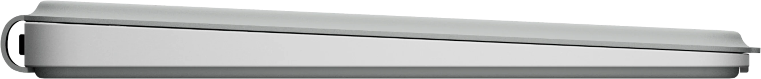 Vista laterale di una tastiera Apple Magic Keyboard argentata e piatta con profilo inclinato.
