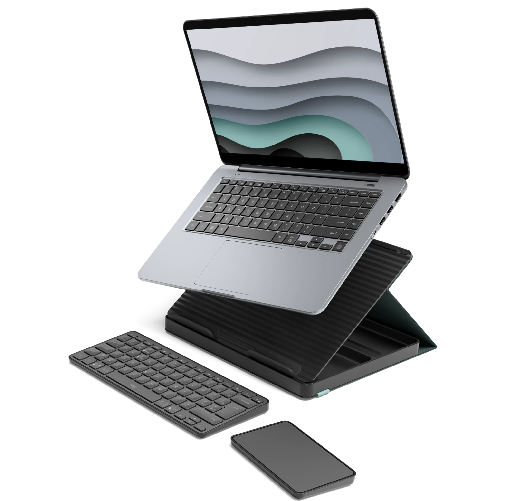 Un laptop argentato su supporto con tastiera separata e smartphone, su sfondo nero.