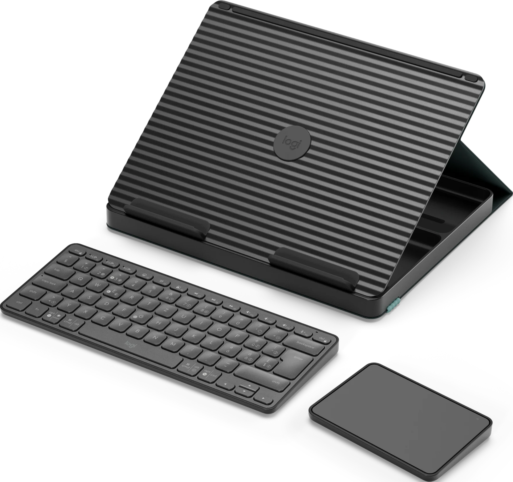 Un supporto grigio per laptop, tastiera wireless e trackpad su uno sfondo nero.