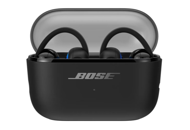 Offenes schwarzes Bose-Ladecase mit schwarzen kabellosen Ohrhörern mit Ohrbügeln vor schlichtem Hintergrund.