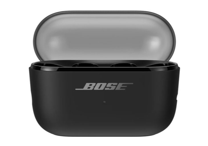 Offenes schwarzes Bose-Ladeetui mit sichtbaren Steckplätzen und weißem Logo.