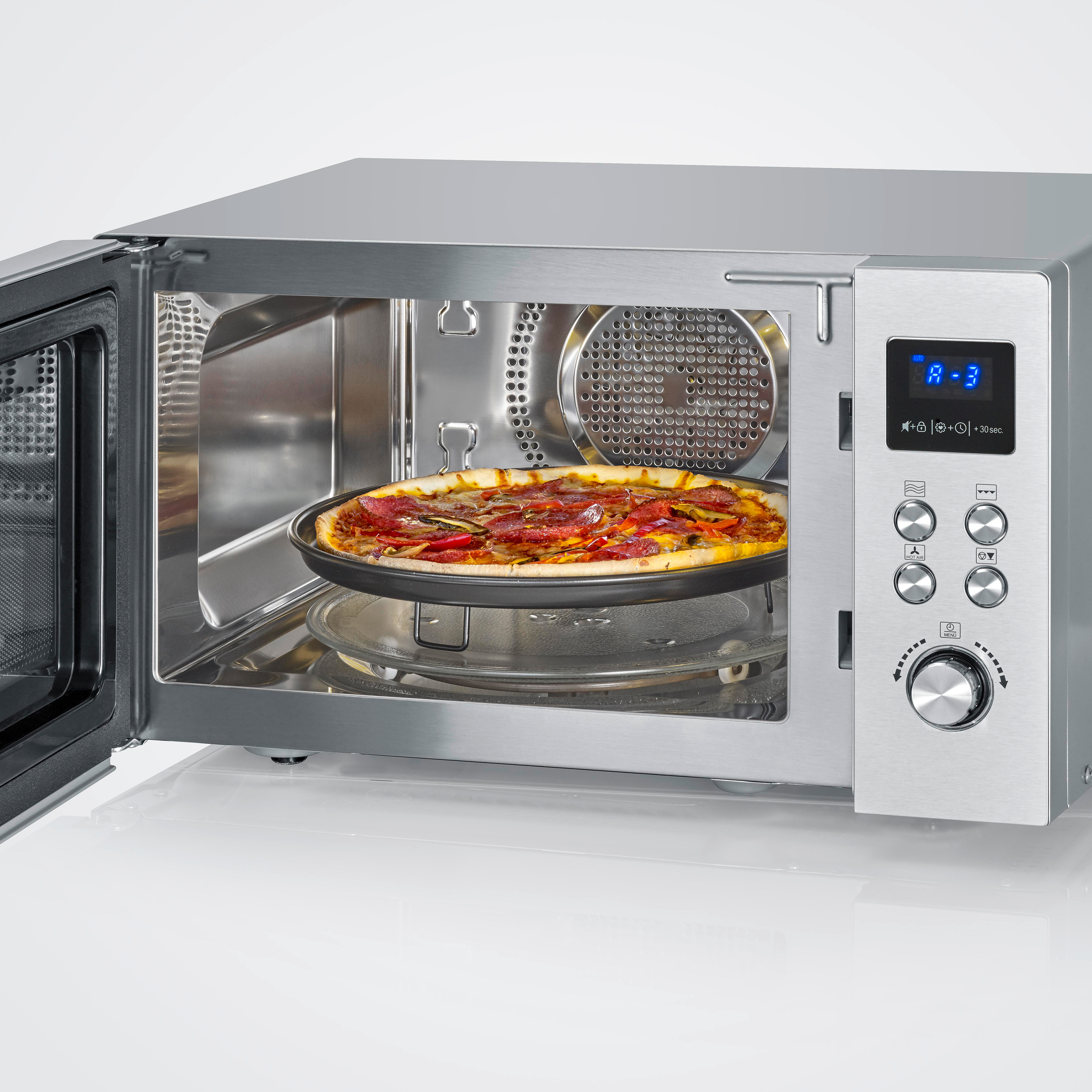 Edelstahl-Mikrowelle mit geöffneter Tür, innen backt eine Pizza auf einem runden Teller.
